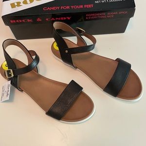 Toe strap sandals